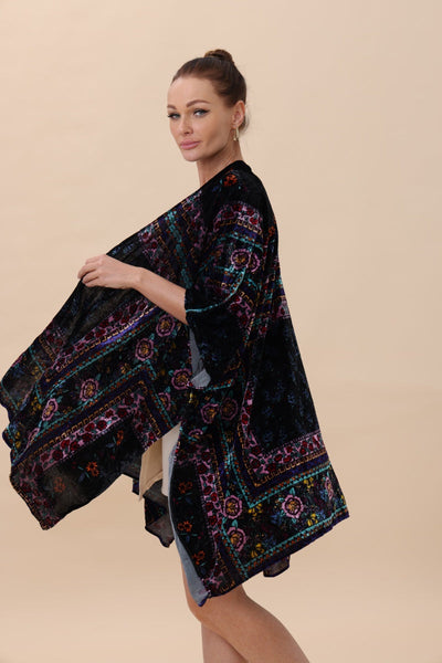 Floral-Stripe Velvet Kimono – Luxe Textures & Modern Tradition🌿✨