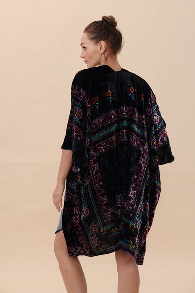 Floral-Stripe Velvet Kimono – Luxe Textures & Modern Tradition🌿✨