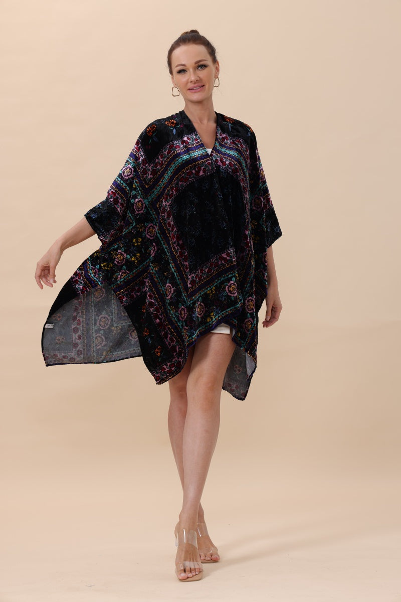 Floral-Stripe Velvet Kimono – Luxe Textures & Modern Tradition🌿✨